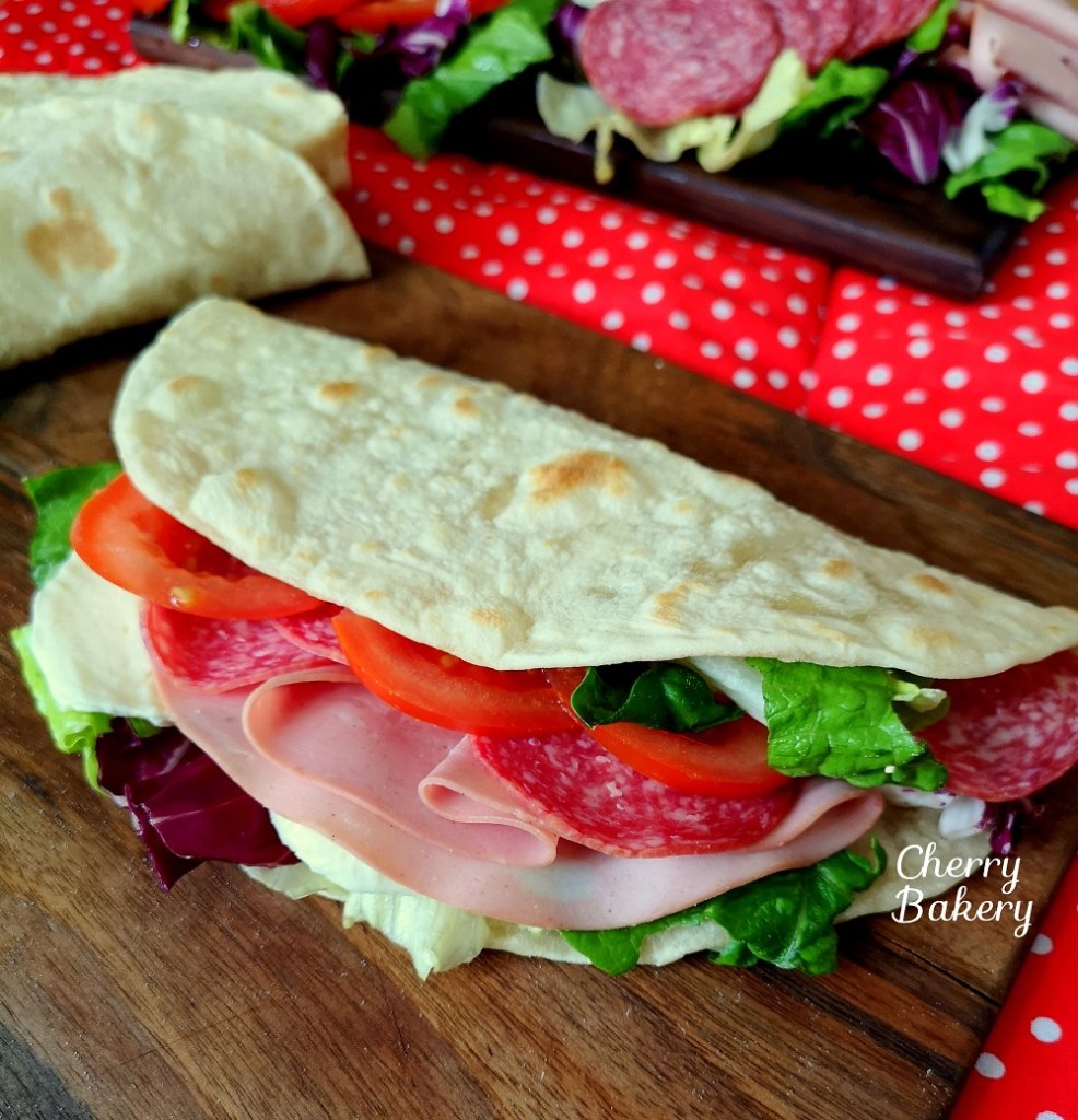 Пиадина - италиански плоски питки и вкусни сандвичи с тях по рецепта от CherryBakery.eu