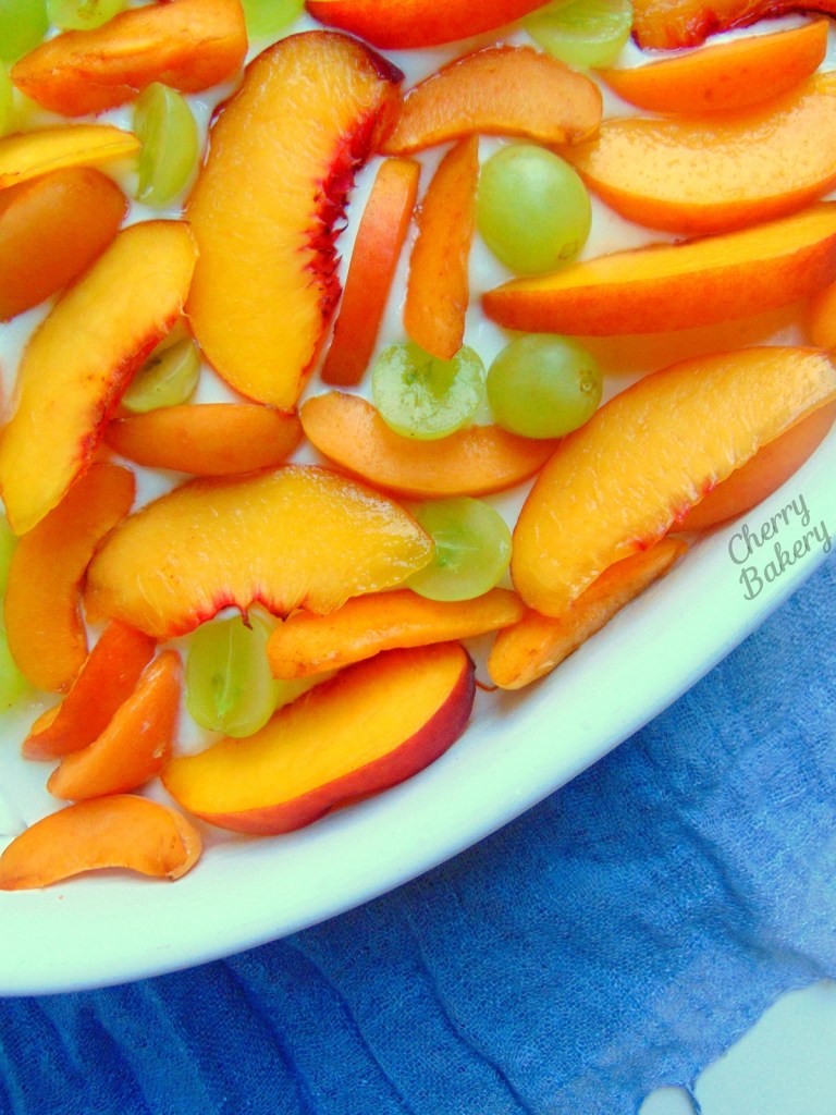 Лесна торта в тава, покрита със сочни летни плодове - праскови, кайсии и грозде. Лесна рецепта за летен рожден ден от Cherry Bakery.