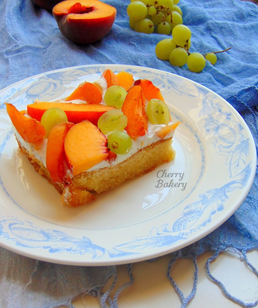 Парче лятна торта с праскови, кайсии и грозде. Вкусен и лесен десерт за жегите от Cherry Bakery.