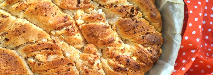 Лесна рецепта за усукан тутманик с масло и сирене стъпка по стъпка - от Cherry Bakery